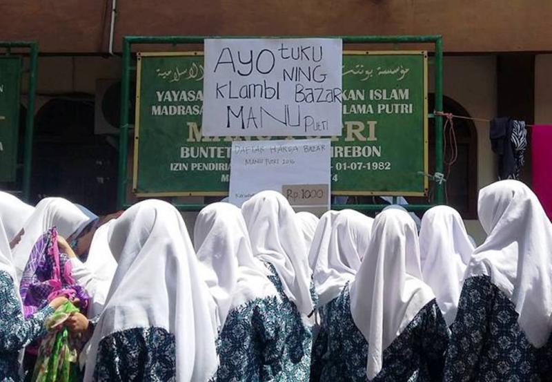 Bazar Murah MANU Putri Buntet Pesantren untuk Hari Raya Yatim
