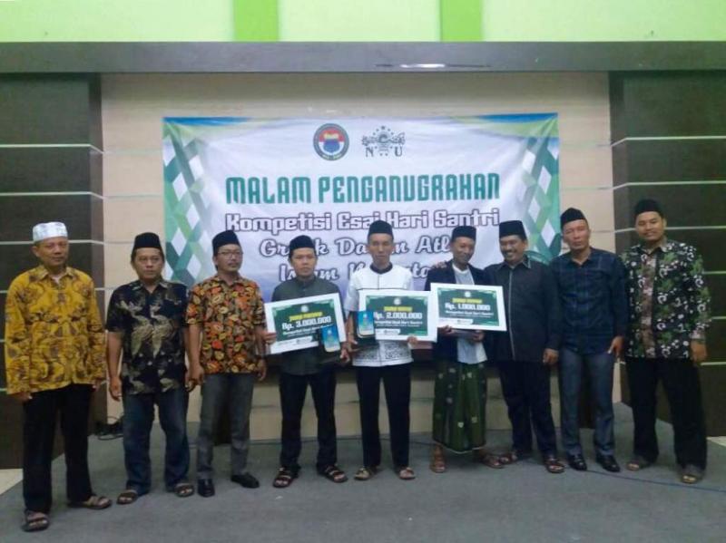 Tari Krenceng Bawean Menangkan Kompetisi Esai Hari Santri di Gresik