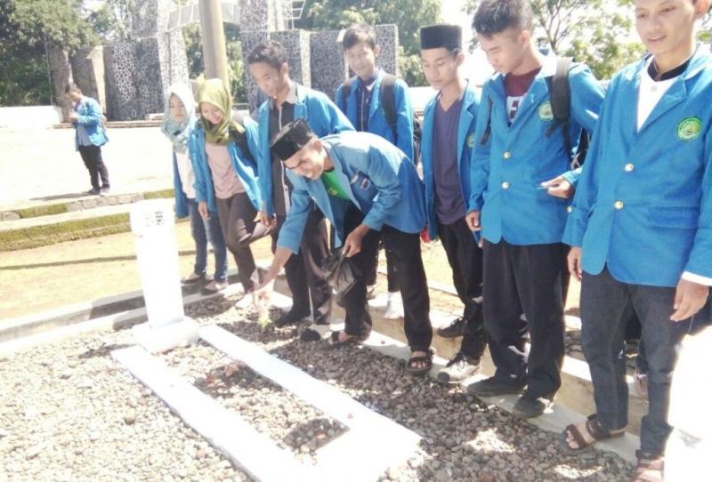 PMII Subang Tabur Bunga di Taman Makam Pahlawan Cidongkol