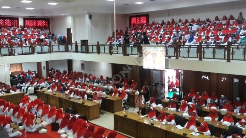 Ibu-Ibu Jamuri Duduki Kursi DPRD Surakarta