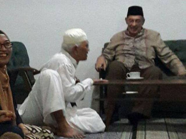 Ketawadhuan Gus Mus, Duduk Bersimpuh di Bawah Quraish Shihab