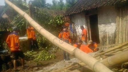 Banser Tanggap Bencana Jember Bantu Evakuasi Korban Puting Beliung