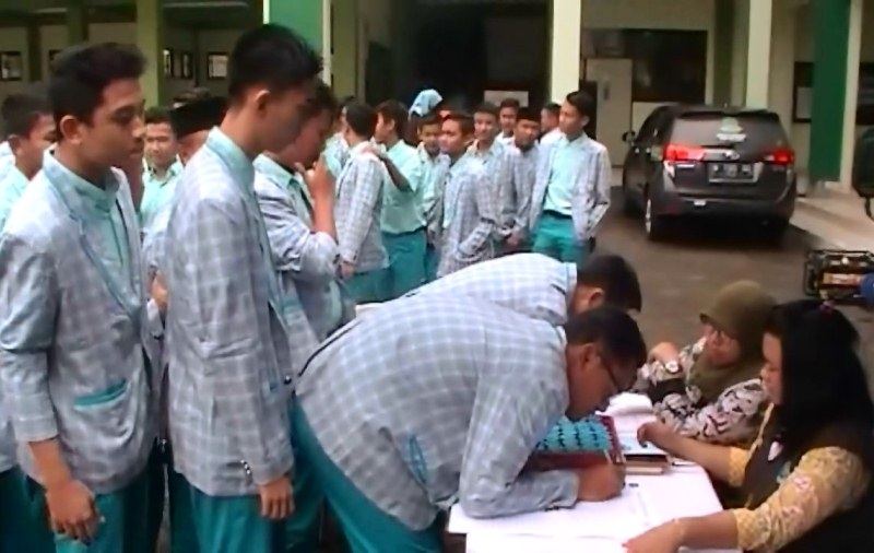 Puluhan Siswa SMA Progresif Bumi Sholawat Jalani Tes Urine