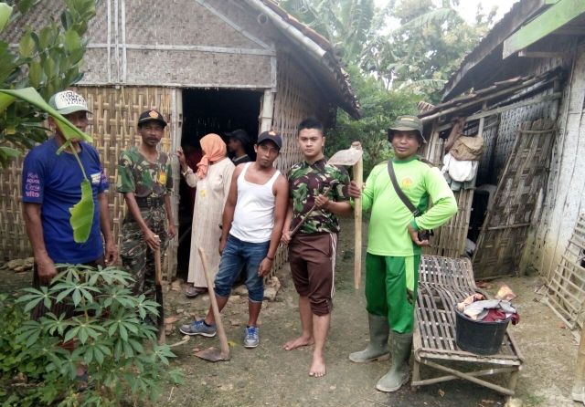 Nenek Tunanetra Ini Tertegun saat Banser Pamekasan Robohkan Gubuknya