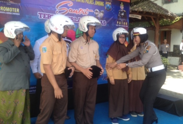 Bersarung dan Berjilbab, Santri Tetap Harus Tertib Lalu Lintas