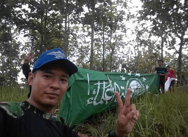 Cinta NU dan NKRI, Banser Pringsewu Kibarkan Bendera Raksasa
