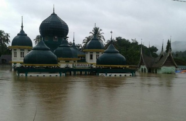 PMII Padang Serahkan Bantuan untuk Korban Banjir di Kabupaten Limapuluhkota