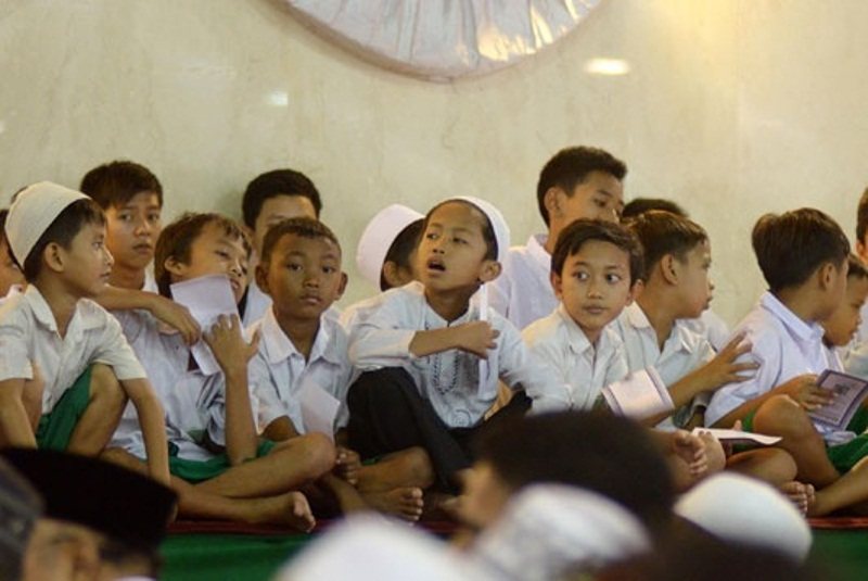 Bagaimana Menyikapi Anak-anak Kecil Bercanda di Masjid?