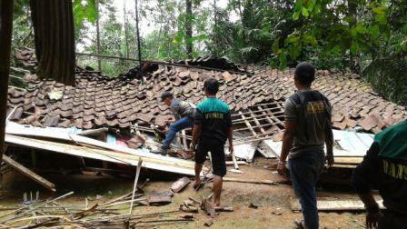 Banser Sawangan Jingkang Bantu Korban Rumah Roboh