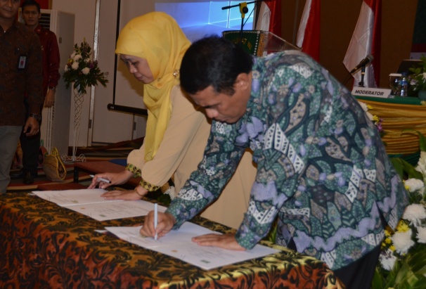 Mentan Beri 38 Traktor, Ayam KUB, dan Bibit Cabai untuk Muslimat NU
