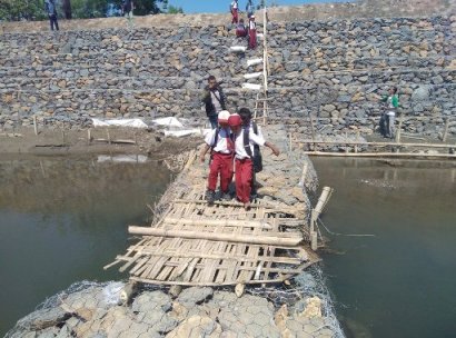 Naik Turun Tangga Jembatan Darurat, Demi Tetap Sekolah