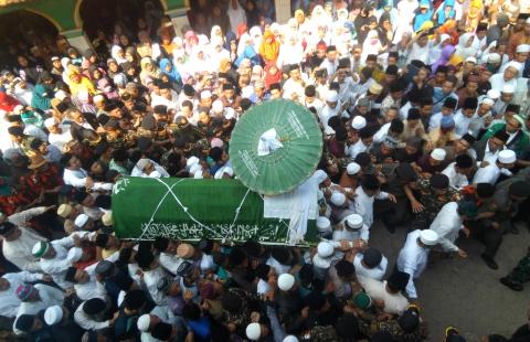 Thousands of mourners attend funeral for KH Chasbullah Badawi