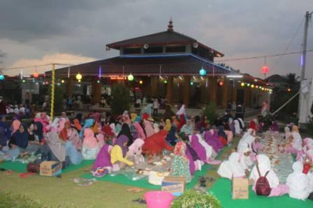 Buka Puasa ala Pesantren di Kampung Ramadhan