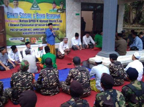 GP Ansor Jambesari Darus Sholah Gelar Baksos Bersih-bersih Musholla