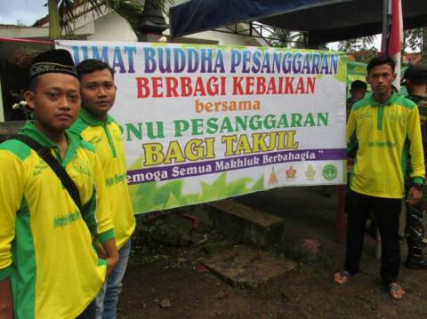 Bersama Umat Budha, IPNU IPPNU Pesanggaran Bagi 1000 Takjil