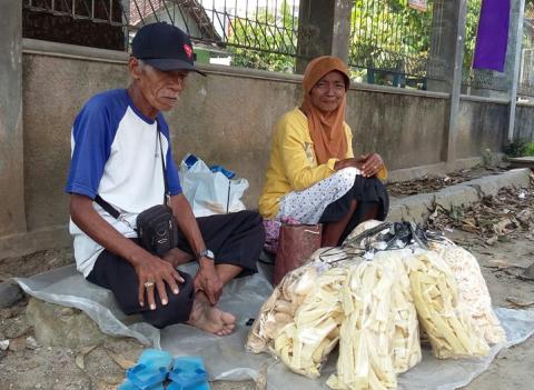 LAZISNU Pringsewu Salurkan Bantuan Ke Penjual Kerupuk