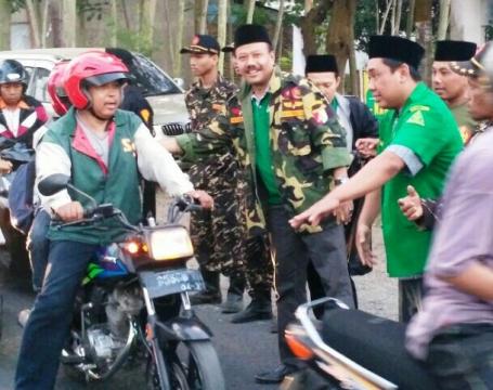 Kasatkornas Banser Bagi  1.000 Takjil  Bareng Ansor Tulung Agung