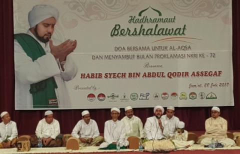 Dipimpin Habib Syech, Ya Lal Wathan Bergema di Negeri Seribu Wali
