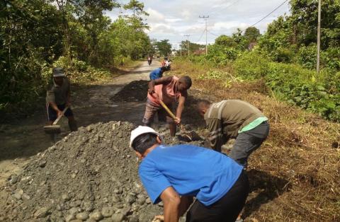 Warga NU Mimika, Papua Kerja Bakti Perbaiki Jalan