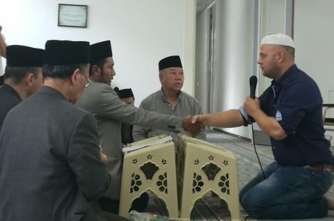 Ketua PCINU Belanda Tuntun Bule Belanda Masuk Islam