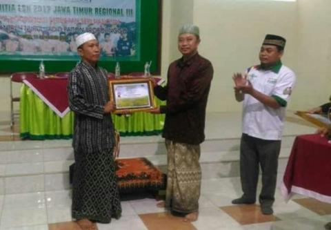 Kesebelasan Pesantren Nurul Jadid Terima Trofi Juara LSN Regional III Jatim