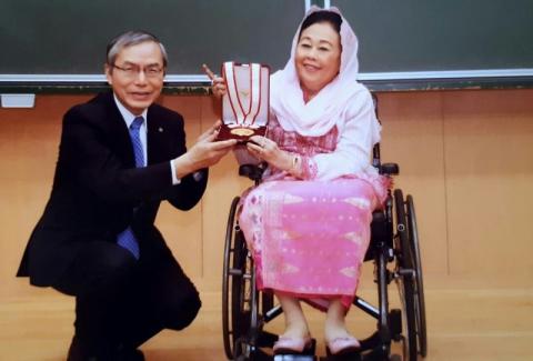 Nyai Sinta Nuriyah Wahid Terima Penghargaan dari Universitas Jepang