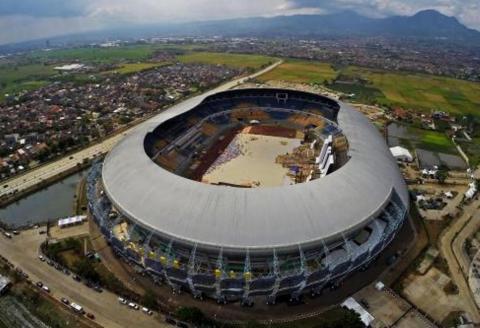 Sebelum Grand Final, Penonton dan Pemaian Liga Santri Shalat Berjamaah di GBLA