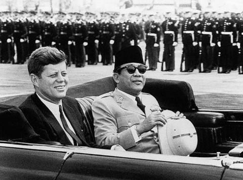 Soekarno, Peci Hitam, dan Peziarah di Baghdad