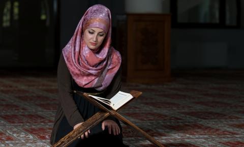 Menghafal atau Membaca Mushaf Al-Qur’an yang Lebih Utama?