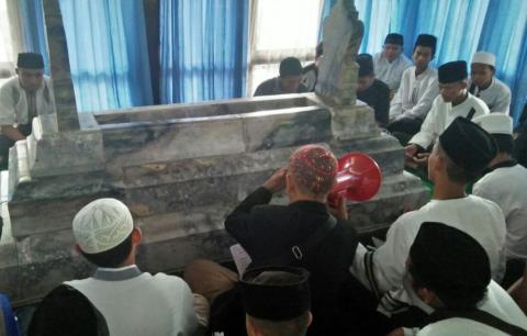 Lestarikan Tradisi, Pelajar SMK Ma&#039;arif NU Ziarahi Ulama