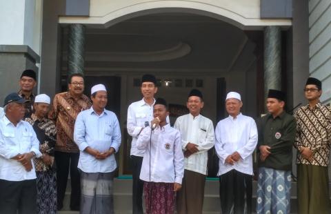 Viral, Santri Tremas Ini Hadiahi Presiden Jokowi Puisi &#039;Khalifah Kami&#039;