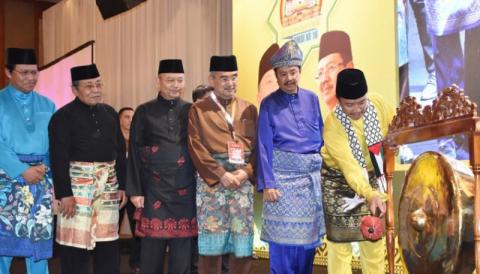 Berpakaian Adat Melayu dan Shal Palestina, Menpora Resmi Buka Konvensi DMDI ke-18