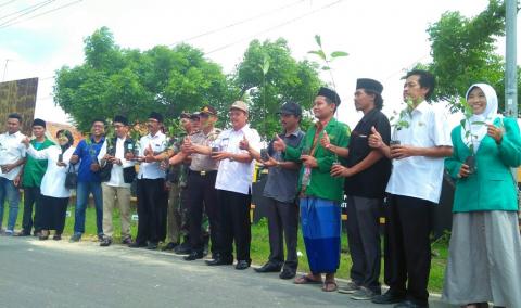 Demi Selamatkan Bumi, LPBINU Sampang Tanam Sejuta Pohon