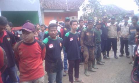 Banser Sigap Bantu Evakuasi Korban Longsor di Brebes