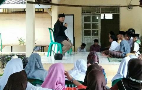 Santri Al-Mukhtariyyah Caracas Diskusi 'Ngaliwet'