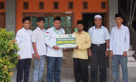 NU Care-LAZISNU Salurkan Beasiswa untuk Santri Aceh Timur
