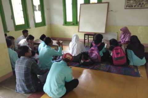 Kondisi Sekolah Belum Normal, MANU Losari Gelar KBM di Rumah Warga