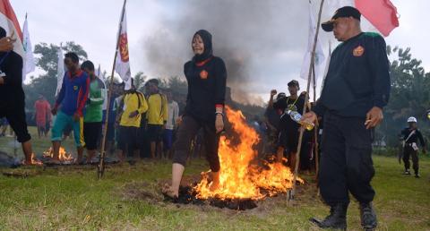 Lewati Api, Sejumlah Wanita Banser Ikuti Susbalan