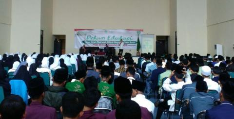 Penulis 'HTI: Gagal Paham Khilafah' Ungkap Pentingnya Membaca sebagai Bekal Menulis