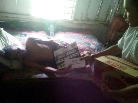 Lumpuh, Mbah Suroto Terima Santunan dari NU Care-LAZISNU