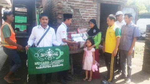 Sejumlah Bantuan Diberikan LAZISNU Jombang untuk Ibu Nita