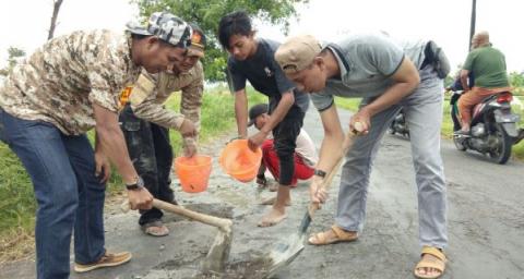 Bakti Sosial, Banser Krejengan Tambal Sulam Jalan