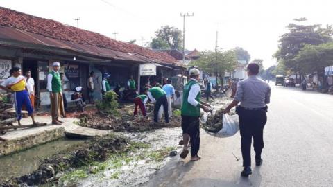 NU Pragaan Gandeng TNI dan Polri Bersihkan Lingkungan