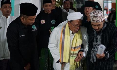 Pertunjukan Etika Dua Kiai Akhlaqul Karimah Tingkat Tinggi