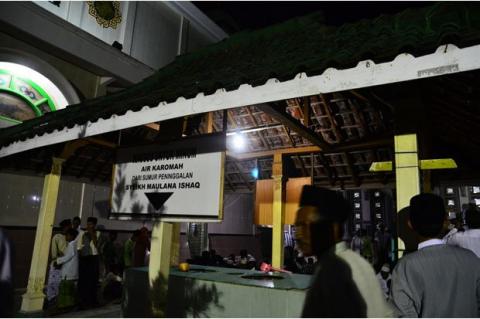 Makam Syekh Maulana Ishaq, Tradisi di Tengah Geliat Industri