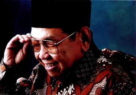 Cerita di Balik Tidur Gus Dur Menurut Gus Mus