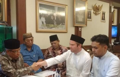 Alhamdulillah, Ateis Asal Belanda Dibimbing Kiai Said Masuk Islam