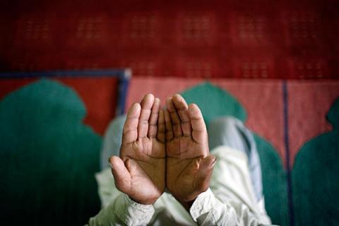 Mengangkat Tangan dan Mengusap Muka ketika Berdoa