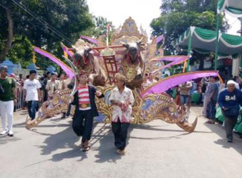 Ribuan Santri Al-Falah Kediri Pawai Budaya Nusantara