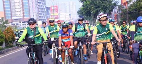 Aksi Sepeda Santai May Day Meriahkan CFD Bekasi